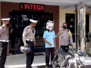 Aksi Curi Perhatian Pengendara Pakai Helm Rice Cooker Berakhir di Kantor Satlantas