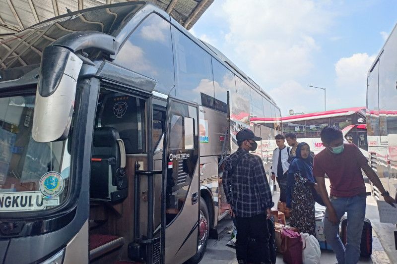 Pengelola Terminal Terpadu Pulo Cek Kondisi Ban Bus Mudik