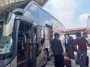 Pengelola Terminal Terpadu Pulo Cek Kondisi Ban Bus Mudik