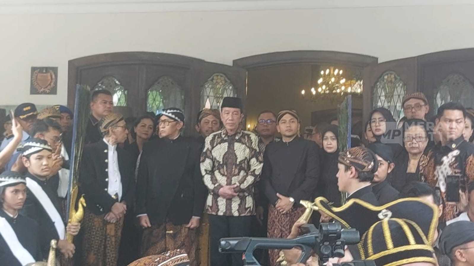 Jokowi Melepas Jenazah PB XIII di Loji Gandrung, Diberangkatkan ke Makam Raja Imogiri