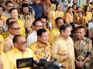 Pakai Batik Kuning, Prabowo Subianto Sambangi Markas Golkar