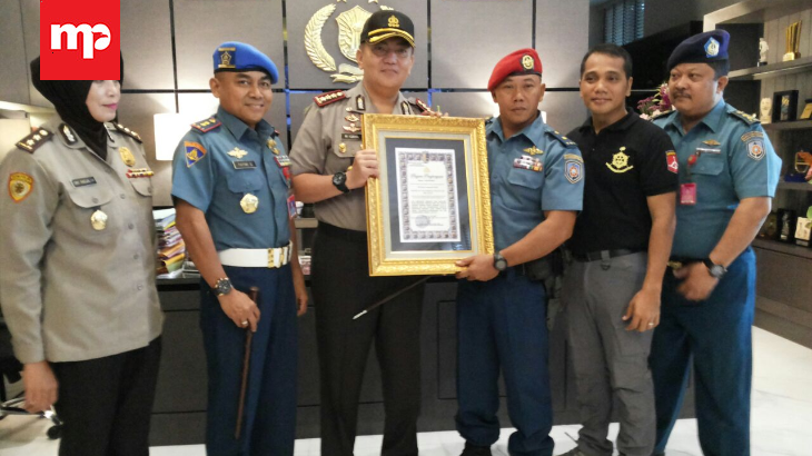 Pemberian penghargaan kepada Mayor Tunggul Waluyo oleh Polerstabes Surabaya, Kamis (6/7). (MP/Budi Lentera)