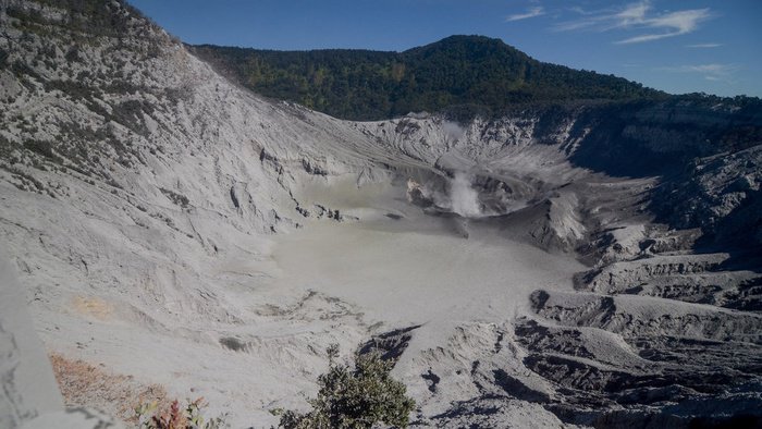 Lansekap Kawah Ratu pascaerupsi Gunung Tangkuban Parahu, di Kabupaten Subang, Jawa Barat, Minggu (28/7/2019). ANTARA FOTO/Raisan Al Farisi.