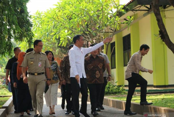 Presiden Joko Widodo seusai menyaksikan pentas #PrestasiTanpaKorupsi di SMK 57 Jakarta, Senin (9/12) (ANTARA/Desca Lidya Natalia)