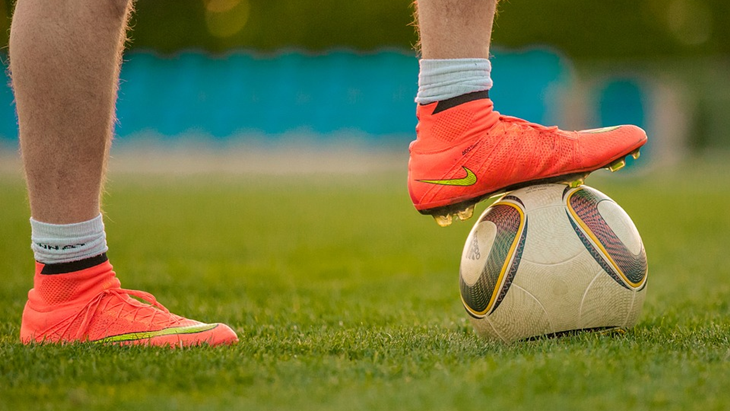 Sepatu sepak bola. (Pixabay/ flooy)