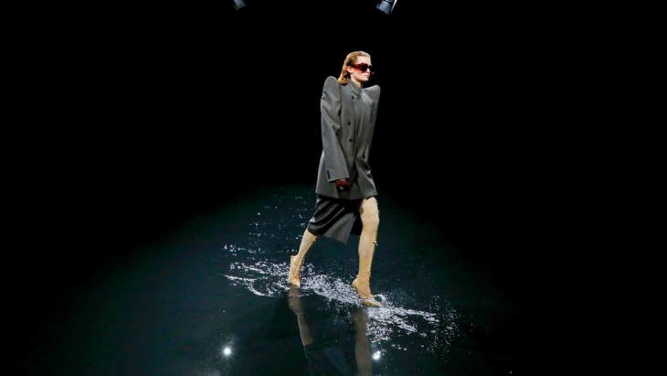 Balenciaga Tampil 'Beda' di Paris Fashion Week 2020