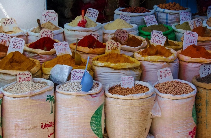 Kamu bisa beli bahan lokal yang sedang musim supaya lebih murah. (Foto: Pixabay/Skitterphoto)