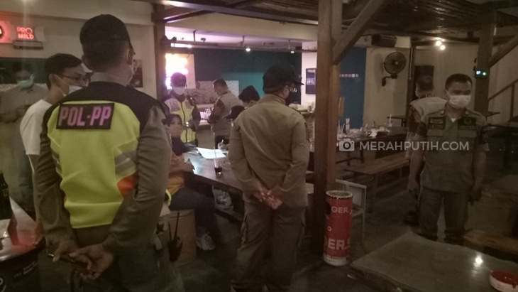 Satpol PP Solo, Jawa Tengah menutup tempat usaha yang melanggar aturan PPKM, Kamis (21/1). (MP/Ismail)