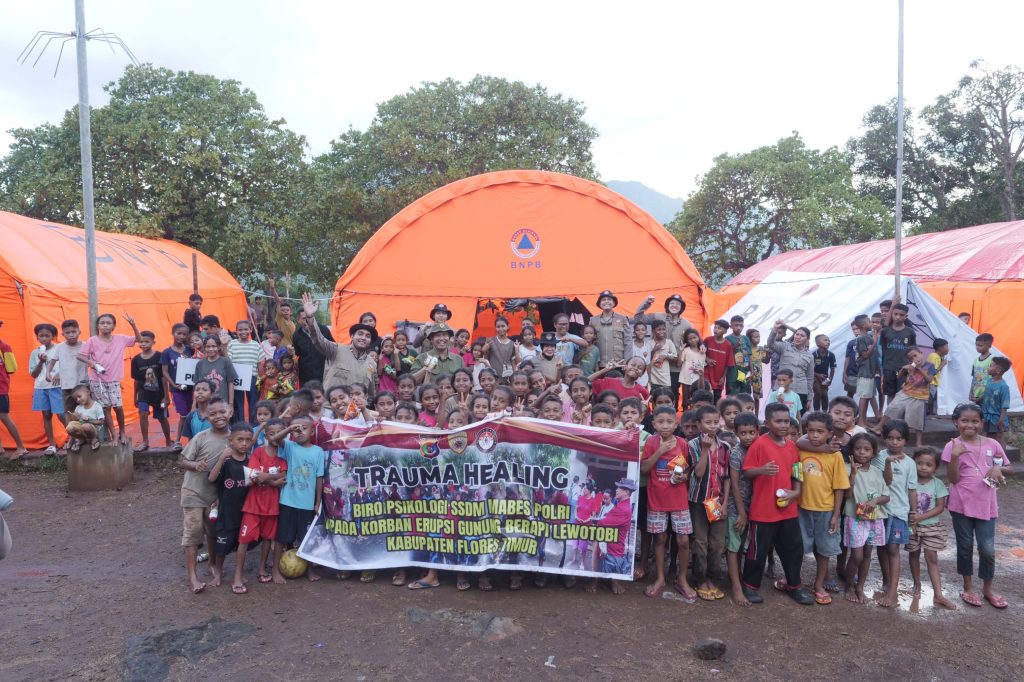 Korban Erupsi Gunung Lewotobi Laki-laki Diberikan Trauma Healing dengan Bernyanyi dan Menari