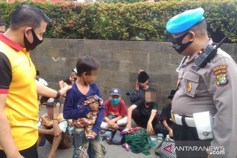Anak-anak yang terlantar saat akan mengikuti demo di Gedung DPR diamankan di Mapolres Metro Jakarta Barat, Rabu (24/6/2020). (ANTARA/HO-Polres Metro Jakarta Barat)