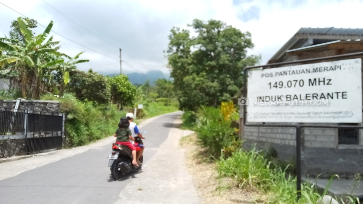  Warga melintas di posko induk pemantauan Gunung Merapi, Desa Balerante, Kecamatan Kemalang, Kabupaten Klaten, Jawa Tengah. (MP/Ismail)