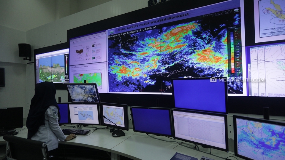 Petugas tengah mengamati monitor prakiraan cuaca di gedung pusat Badan Meteorologi, Klimatologi, dan Geofisika, Jakarta (Merahputih.com/Rizki Fitrianto)