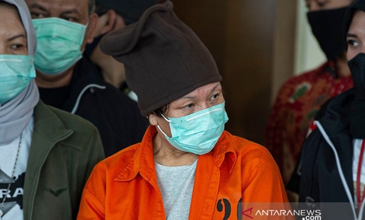 Buronan pelaku pembobolan Bank BNI Maria Pauline Lumowa (tengah) di Bandara Internasional Soekarno-Hatta, Kamis (9/7/2020)(ANTARA/Aditya Pradana Putra/nz/aa)
