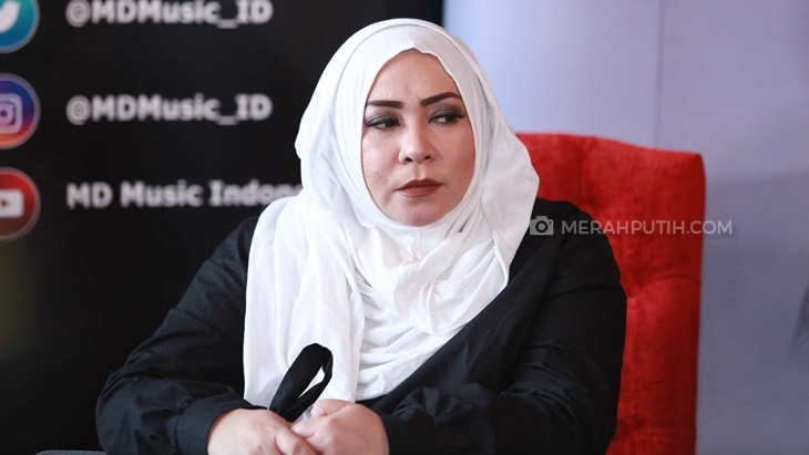 Buntu Buat Lagu, Melly Goeslaw Akan Solat Malam