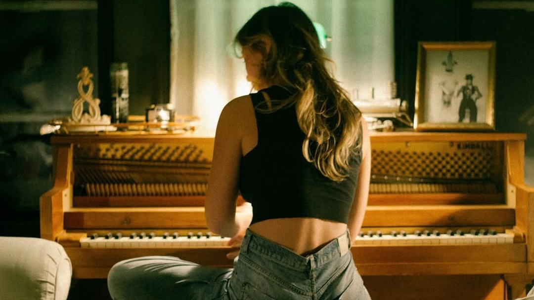 Lirik Lengkap Lagu 'We Hug Now' yang Viral di TikTok, Kisah Khayalan Romantis Sydney Rose