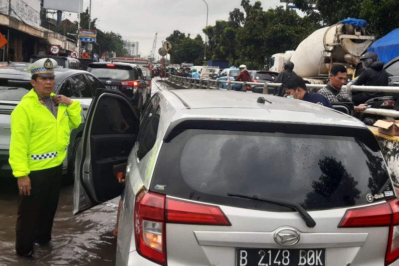 Pengemudi Sigra Tewas Saat Terjebak Macet Banjir Jakbar, Polisi Temukan Inhaler dalam Mobil