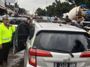 Pengemudi Sigra Tewas Saat Terjebak Macet Banjir Jakbar, Polisi Temukan Inhaler dalam Mobil