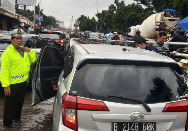 Pengemudi Sigra Tewas Saat Terjebak Macet Banjir Jakbar, Polisi Temukan Inhaler dalam Mobil