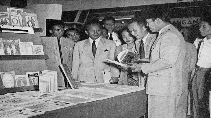Presiden Sukarno sedang melihat pameran buku