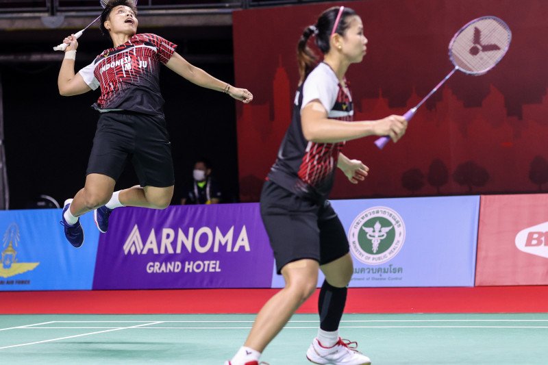 Ganda putri Indonesia Greysia Polii/Apriyani Rahayu lolos ke babak semifinal Toyota Thailand Open setelah menumbangkan pasangan Denmark Alexandra Boje/Mette Poulsen dengan skor 21-9, 21-17 di Impact Arena, Bangkok, Jumat (22/1/2021). (ANTARA/Badmintonphoto/BWF/Erika Sawauchi)