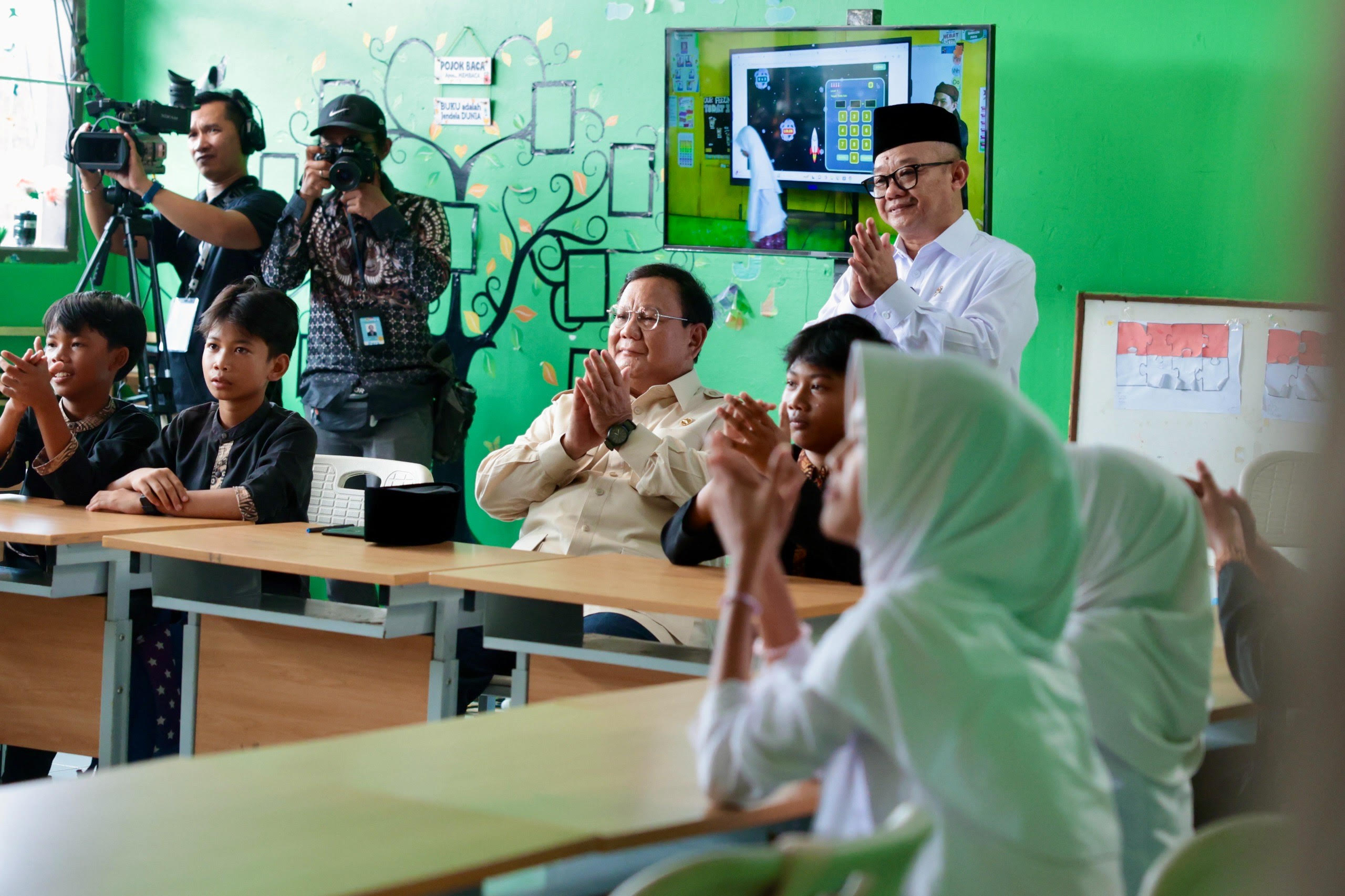 Prabowo Geram Saksikan Sekolah Hanya Punya Satu Toilet