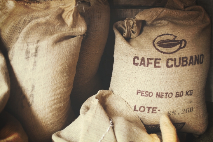 Packing karung biasa digubnakan untuk melindungi bagian depan barnag agar aman dan terlindungi (Foto: diego-catto/unsplash
