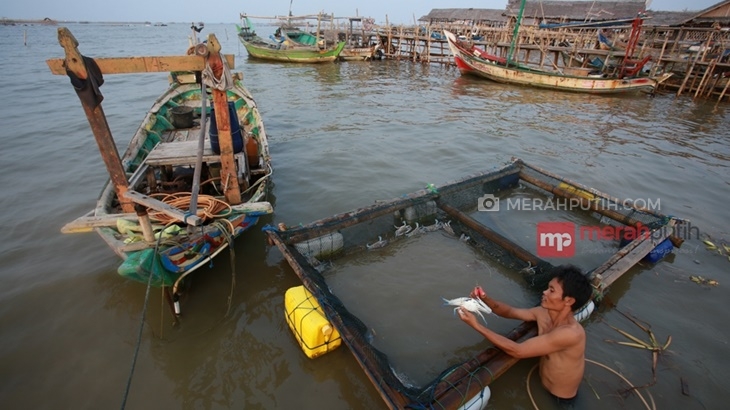 Antisipasi Tenggelam, Polisi Beri Nelayan Jaket Pelampung