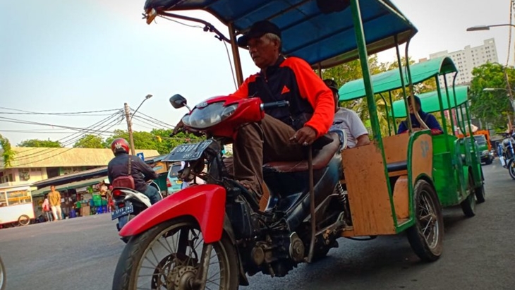 Odong-odong yang beroperasi di Cempaka Putih, Jakarta Pusat, Jumat (25/10/2019). (ANTARA/Livia Kristianti)