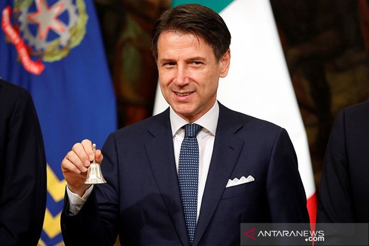 Perdana Menteri Italia Giuseppe Conte membunyikan lonceng sesaat sebelum memulai rapat perdana kabinet baru di Istana Chigi, Roma, Italia (5/9/2019). ANTARA/REUTERS/Ciro de Luca/aa.