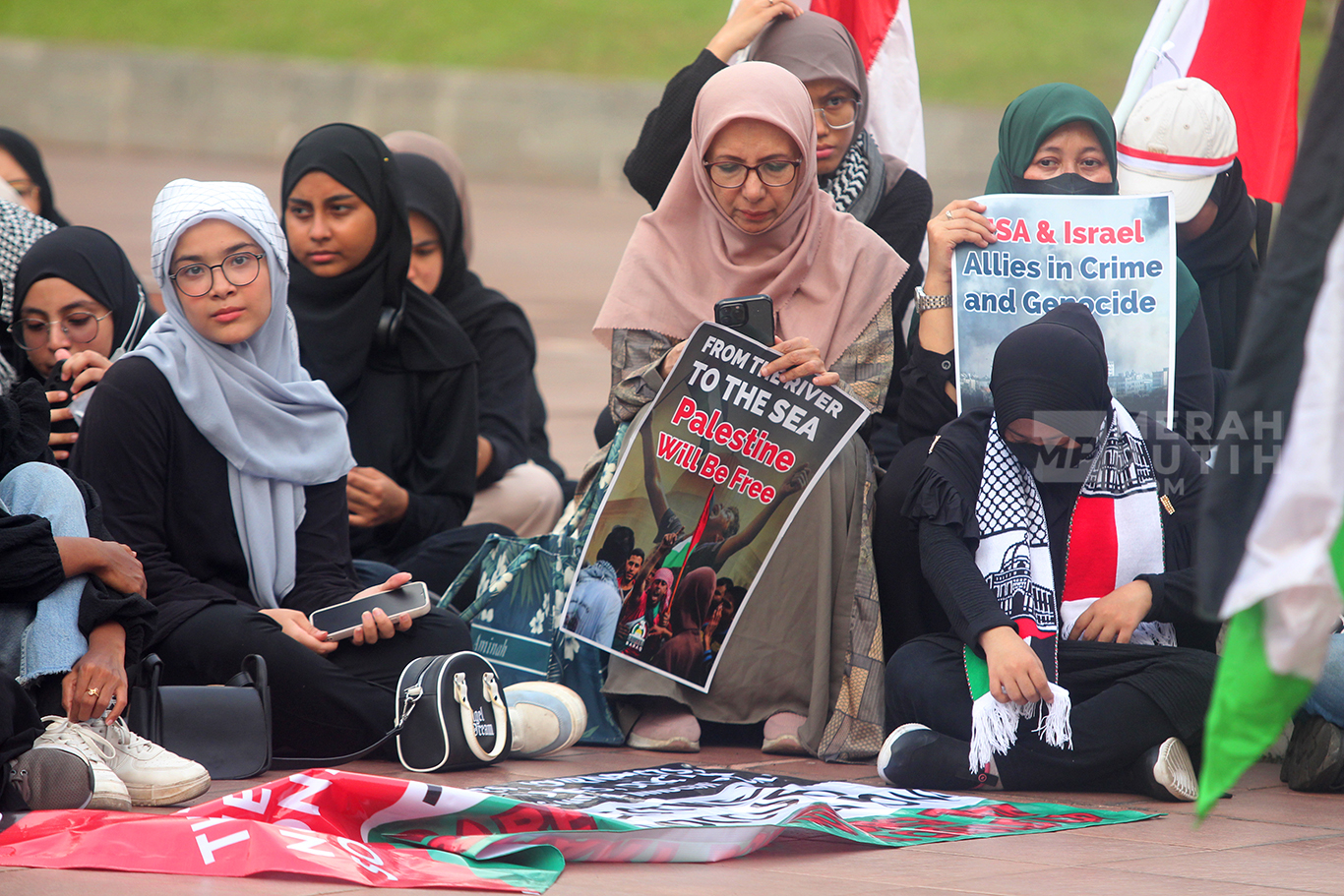 Sejumlah pemuda pemudi yang tergabung dalam Komite Solidaritas Palestina melakukan aksi damai Bela Palestina dan Boikot Produk Israel di Tugu Proklamasi, Jakarta, Sabtu (15/6/2024).