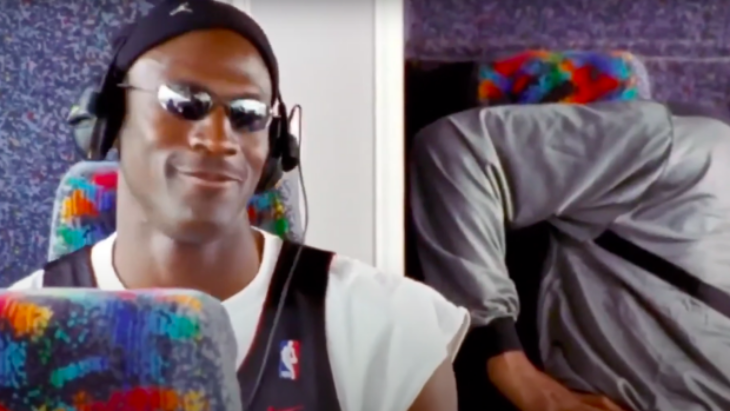 Michael Jordan suka mendengarkan Kenny Lattimore sebelum bertanding. (Foto: BarDown) 