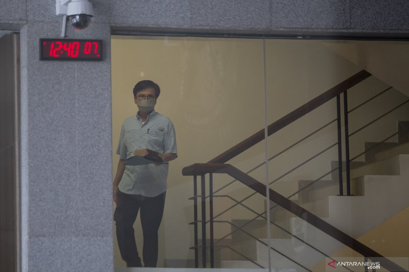 Direktur Utama Nonaktif Perusahaan Umum Daerah (Perumda) Pembangunan Sarana Jaya Yoory Corneles Pinontoan usai menjalani pemeriksaan di Gedung KPK, Jakarta, Kamis (25-3-2021). ANTARA FOTO/Dhemas Reviyanto/foc.