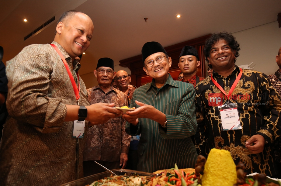 BJ Habibie bersama Ilham Habibie