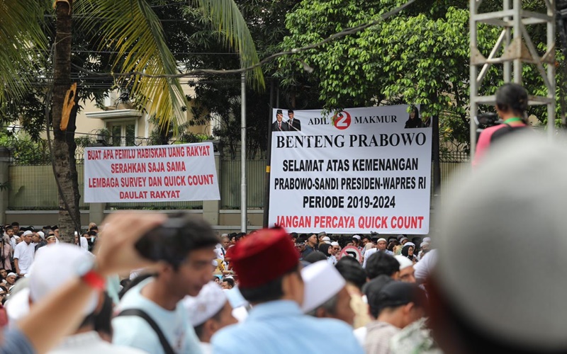 Poster dan spanduk penolakan terhadap lembaga survei di syukuran kemenangan Prabowo