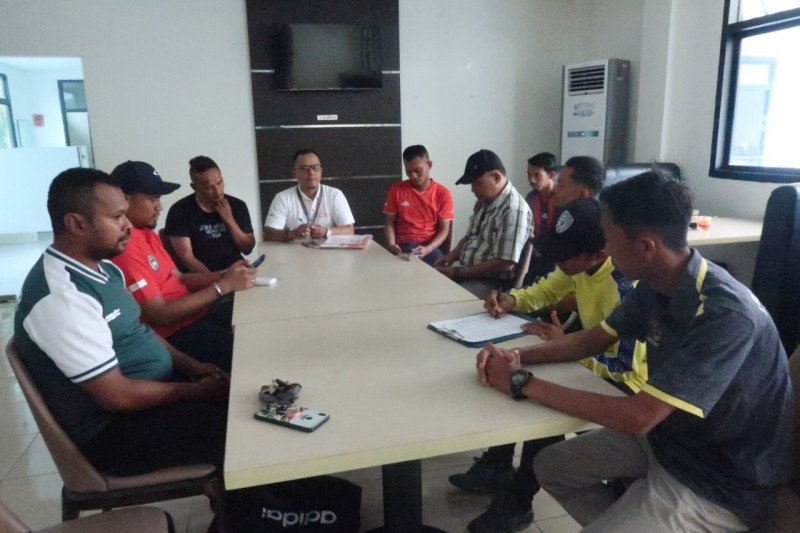 Suasana rapat mendadak pengawas pertandingan liga 2 Iwan Ridwan dengan manajemen Persewar Waropen dan Putra Sinar Giri Gresik di Biak terkait surat PSSI tentang penundaan pertandingan liga 2 untuk mencegah penularan virus Corona, Minggu (15/3).(ANTARA/HO- media officer Persewar Waropen Ismail).