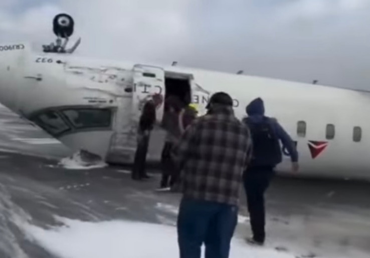 Pesawat Delta Terbalik di Bandara Toronto Pearson, Penumpang: Kami Tergantung seperti Kelelawar
