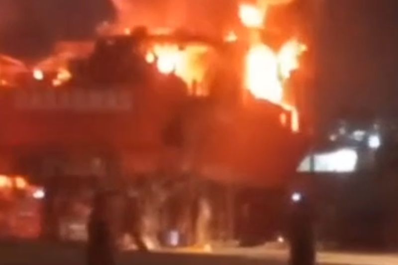 Kapal Basarnas Terbakar di Muara Baru Sedang Docking, 14 Mobil Damkar Diterjunkan