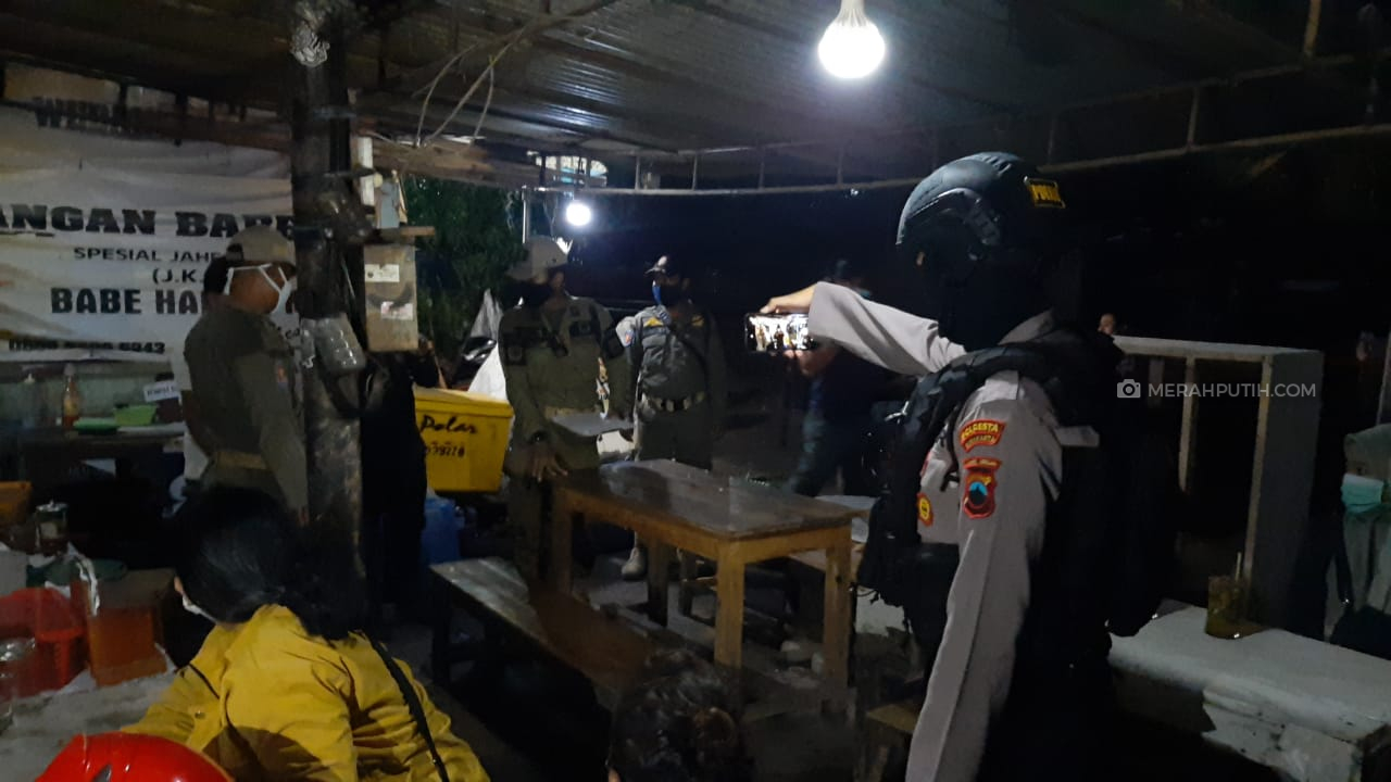 Petugas gabungan mendatangi warung makan yang melanggar aturan PPKM di Solo, Jawa Tengah, Senin (18/1). (MP/Ismail)