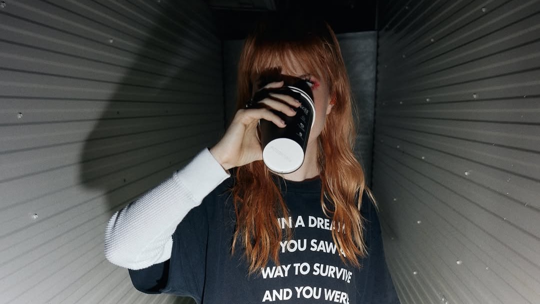 Lirik 'Parachute' Lagu Fenemonal Hayley Williams yang Video Klipnya Digarap Zachary Gray