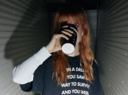 Lirik 'Parachute' Lagu Fenemonal Hayley Williams yang Video Klipnya Digarap Zachary Gray