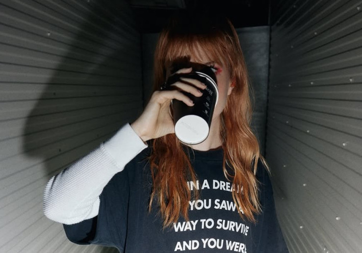 Lirik 'Parachute' Lagu Fenemonal Hayley Williams yang Video Klipnya Digarap Zachary Gray