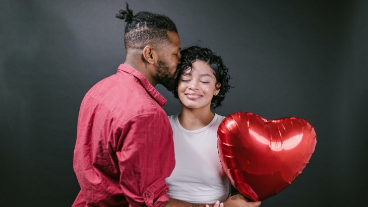Temukan Kado Valentine Terbaik Sesuai dengan Bahasa Cinta Pasangan