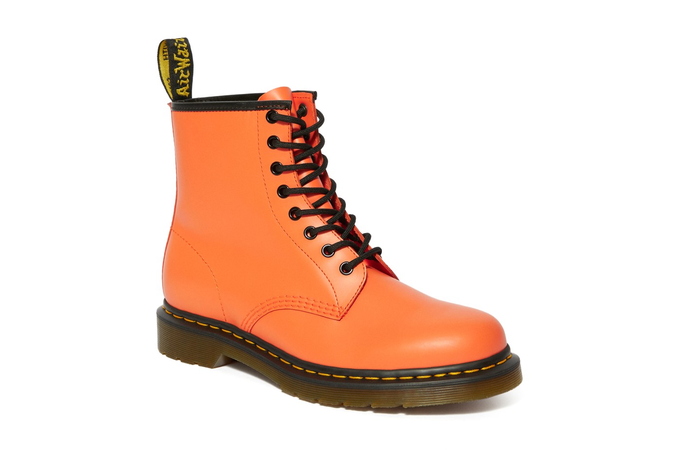 Dr. Martens boots 1460 orange. (Foto: Hypebae)