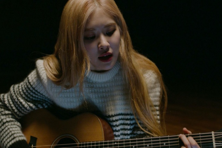 Jisoo pandai bernyanyi dan bermain gitar sejak kecil. (Foto Netflix)