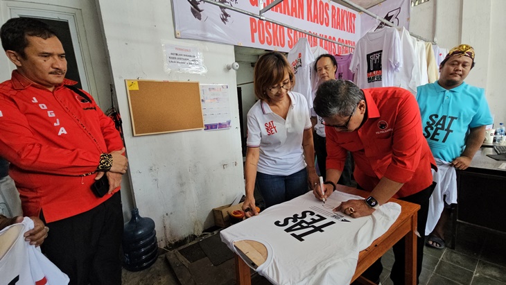 Keseruan Hasto Nyablon Kaos Ganjar-Mahfud di Yogyakarta