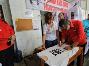 Keseruan Hasto Nyablon Kaos Ganjar-Mahfud di Yogyakarta