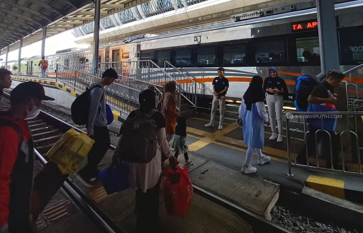 Tembus 221.498 Penumpang Saat Libur Panjang, Daop 6 Perpanjang KA Manahan Tambahan