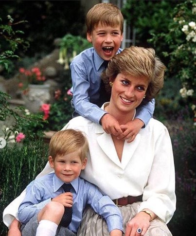Mendiang Putri Diana dengan kedua putranya (Foto: Instagram/kensingtonroyal)