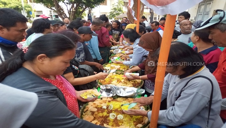 Sambut Pelantikan Jokowi-Ma'ruf, Alumni UGM Solo Potong Tujuh Tumpeng di Pasar Gede