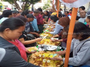 Sambut Pelantikan Jokowi-Ma'ruf, Alumni UGM Solo Potong Tujuh Tumpeng di Pasar Gede